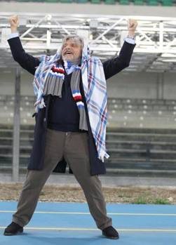 Il Bentegodi canta, lui si presta e balla. Ansa